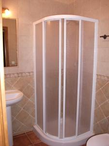 W łazience znajduje się prysznic i umywalka. w obiekcie Apartamentos Arcos de Solana w mieście Vilas del Turbon