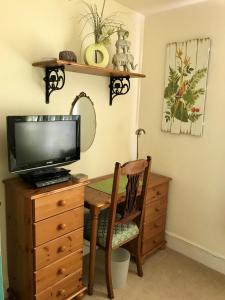 WoodsfordにあるHigh Meadのデスク(テレビ付)、デスク(椅子付)