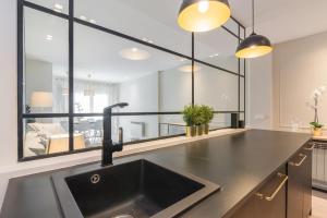 Kuchnia lub aneks kuchenny w obiekcie COMFORT & STYLE IN MADRID!!! 3BD 2BTH+TERRACE