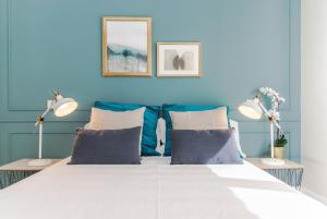 Łóżko lub łóżka w pokoju w obiekcie COMFORT & STYLE IN MADRID!!! 3BD 2BTH+TERRACE