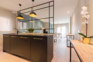Kuchnia lub aneks kuchenny w obiekcie COMFORT & STYLE IN MADRID!!! 3BD 2BTH+TERRACE