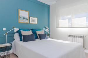 Łóżko lub łóżka w pokoju w obiekcie COMFORT & STYLE IN MADRID!!! 3BD 2BTH+TERRACE