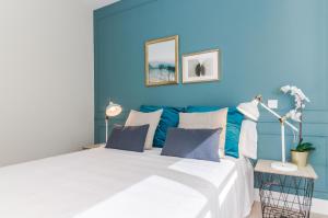 Łóżko lub łóżka w pokoju w obiekcie COMFORT & STYLE IN MADRID!!! 3BD 2BTH+TERRACE