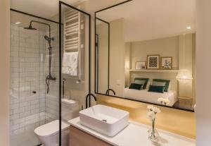 łazienka z umywalką, prysznicem i toaletą w obiekcie COMFORT & STYLE IN MADRID!!! 3BD 2BTH+TERRACE w Madrycie