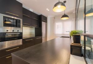 Kuchnia lub aneks kuchenny w obiekcie COMFORT & STYLE IN MADRID!!! 3BD 2BTH+TERRACE