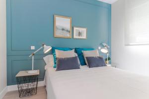 niebieska sypialnia z dużym łóżkiem z dwoma lampami w obiekcie COMFORT & STYLE IN MADRID!!! 3BD 2BTH+TERRACE w Madrycie