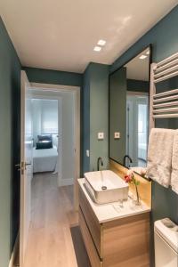 Łóżko lub łóżka w pokoju w obiekcie COMFORT & STYLE IN MADRID!!! 3BD 2BTH+TERRACE