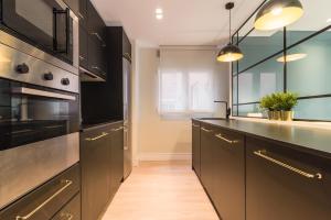 Kuchnia lub aneks kuchenny w obiekcie COMFORT & STYLE IN MADRID!!! 3BD 2BTH+TERRACE
