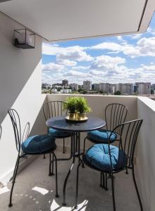 stół i krzesła na balkonie z widokiem w obiekcie COMFORT & STYLE IN MADRID!!! 3BD 2BTH+TERRACE w Madrycie