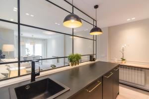 kuchnia ze zlewem i dużym lustrem w obiekcie COMFORT & STYLE IN MADRID!!! 3BD 2BTH+TERRACE w Madrycie