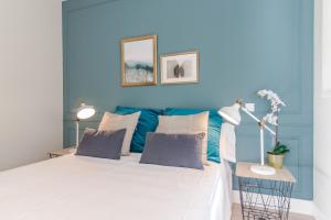 Łóżko lub łóżka w pokoju w obiekcie COMFORT & STYLE IN MADRID!!! 3BD 2BTH+TERRACE
