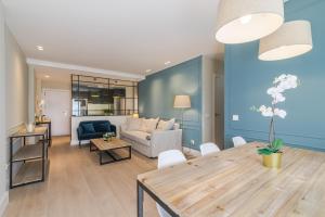 salon ze stołem i kanapą w obiekcie COMFORT & STYLE IN MADRID!!! 3BD 2BTH+TERRACE w Madrycie +32 zdjęcia