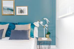 Łóżko lub łóżka w pokoju w obiekcie COMFORT & STYLE IN MADRID!!! 3BD 2BTH+TERRACE