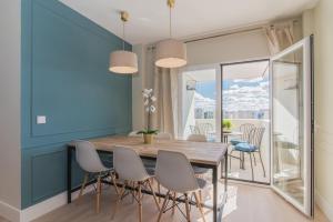 jadalnia z drewnianym stołem i krzesłami w obiekcie COMFORT & STYLE IN MADRID!!! 3BD 2BTH+TERRACE w Madrycie