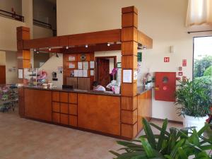 a woman standing at the counter of a restaurant at Hotel Valle Sul in Registro
