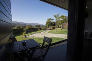 einen Balkon mit einem Tisch und Blick auf einen Hof in der Unterkunft Casa da Lo in Viana do Castelo