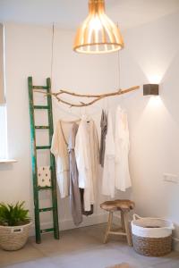 a room with a clothes rack and a light at Het Ockhuis in Moergestel