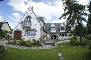 een groot wit huis met een aangelegde tuin bij Bed & Breakfast Crosne Plazza & Spa in Crosne