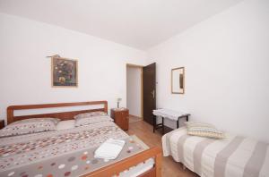 Giường trong phòng chung tại Apartments Mira - great location & free Bbq