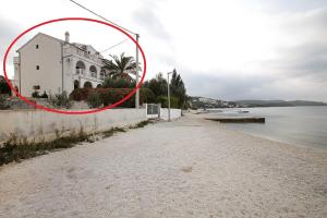 ein Haus am Ufer eines Wasserkörpers in der Unterkunft Apartment Marina - sea view in Trogir