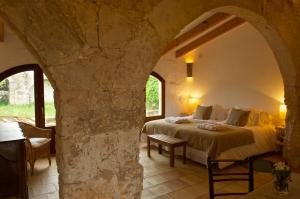 Ένα ή περισσότερα κρεβάτια σε δωμάτιο στο Alcaufar Vell Hotel Rural & Restaurant