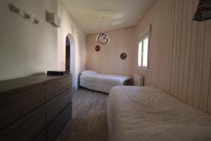 een slaapkamer met een bed en een dressoir bij edificio Europa con vistas al veleta in Sierra Nevada