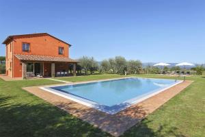 una gran piscina frente a una casa en Il Grappolo, en Capannori
