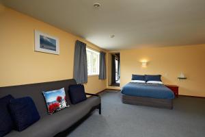 Postel nebo postele na pokoji v ubytování Sails Motel