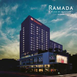 un bâtiment avec un panneau sur son côté dans l'établissement Ramada Plaza by Wyndham Suwon, à Suwon