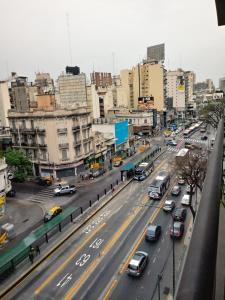 eine belebte Stadtstraße mit Autos auf der Straße in der Unterkunft Avenida Cabildo 1535 in Buenos Aires