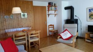 a living room with a table and a wood stove at Barlangia (255 He) in Valbella