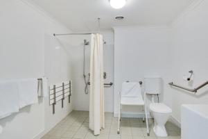un bagno bianco con doccia e WC di Aligned Corporate Residences Williamstown a Williamstown Altre 23 foto