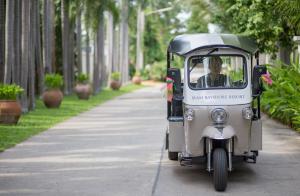 Un uomo che guida una piccola auto su una strada di Siam Bayshore Resort Pattaya a Pattaya Sud