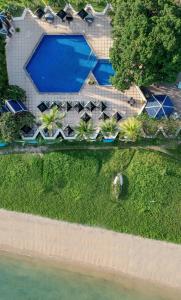 Siam Bayshore Resort Pattaya في جنوب باتايا: اطلالة جوية على منتجع مع مسبح