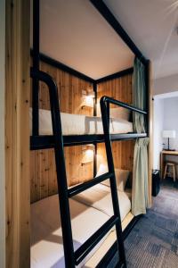 מיטה או מיטות קומותיים בחדר ב-Star Hostel Taipei East