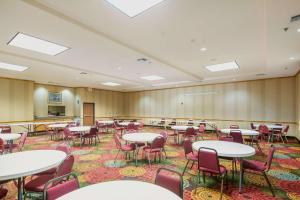 een vergaderzaal met tafels en stoelen en een podium bij Motel 6-Brenham, TX in Brenham