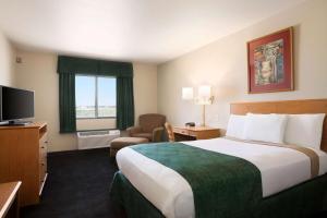 TV a/nebo společenská místnost v ubytování Travelodge by Wyndham Pecos + 16 fotografií