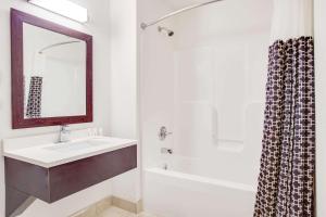 Kylpyhuone majoituspaikassa Super 8 by Wyndham Dalton