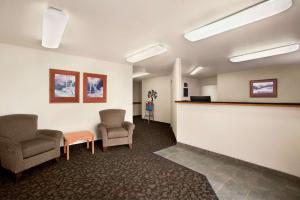 Posezení v ubytování Travelodge by Wyndham Pecos
