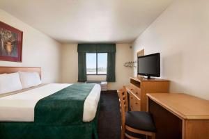 Postel nebo postele na pokoji v ubytování Travelodge by Wyndham Pecos