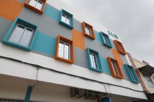 RedDoorz @ Batu Aji Batam في باتام سنتر: مبنى به نوافذ ملونة من الجانب