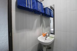 Ένα μπάνιο στο RedDoorz @ Batu Aji Batam