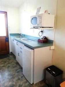 Kuchyň nebo kuchyňský kout v ubytování Marineland Motel