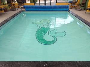 Bazén v ubytování Marineland Motel nebo v jeho okolí