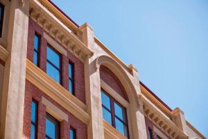 un edificio de ladrillo con ventanas laterales en Franklin Apartments, en Adelaida