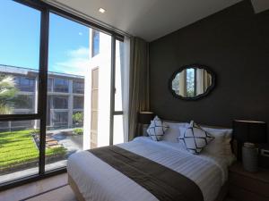 En eller flere senge i et værelse på Baan Mai Khao condo + 17 billeder