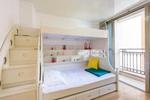 Poschodová posteľ alebo postele v izbe v ubytovaní Lingshui Zhi Ai Lily Boutique Apartment (Clear Water Bay)