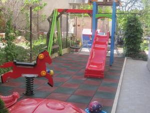 プリモルスコにあるVladimirov Guest Houseの子供用プレイグラウンド(滑り台、遊具付)