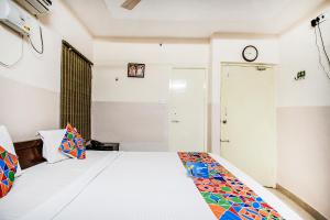 מיטה או מיטות בחדר ב-FabHotel Aditya Yatri Nivas