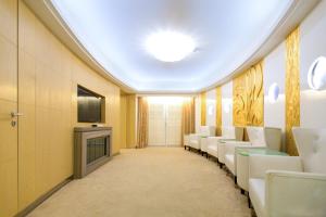 TV a/nebo společenská místnost v ubytování Nanjing Central Hotel